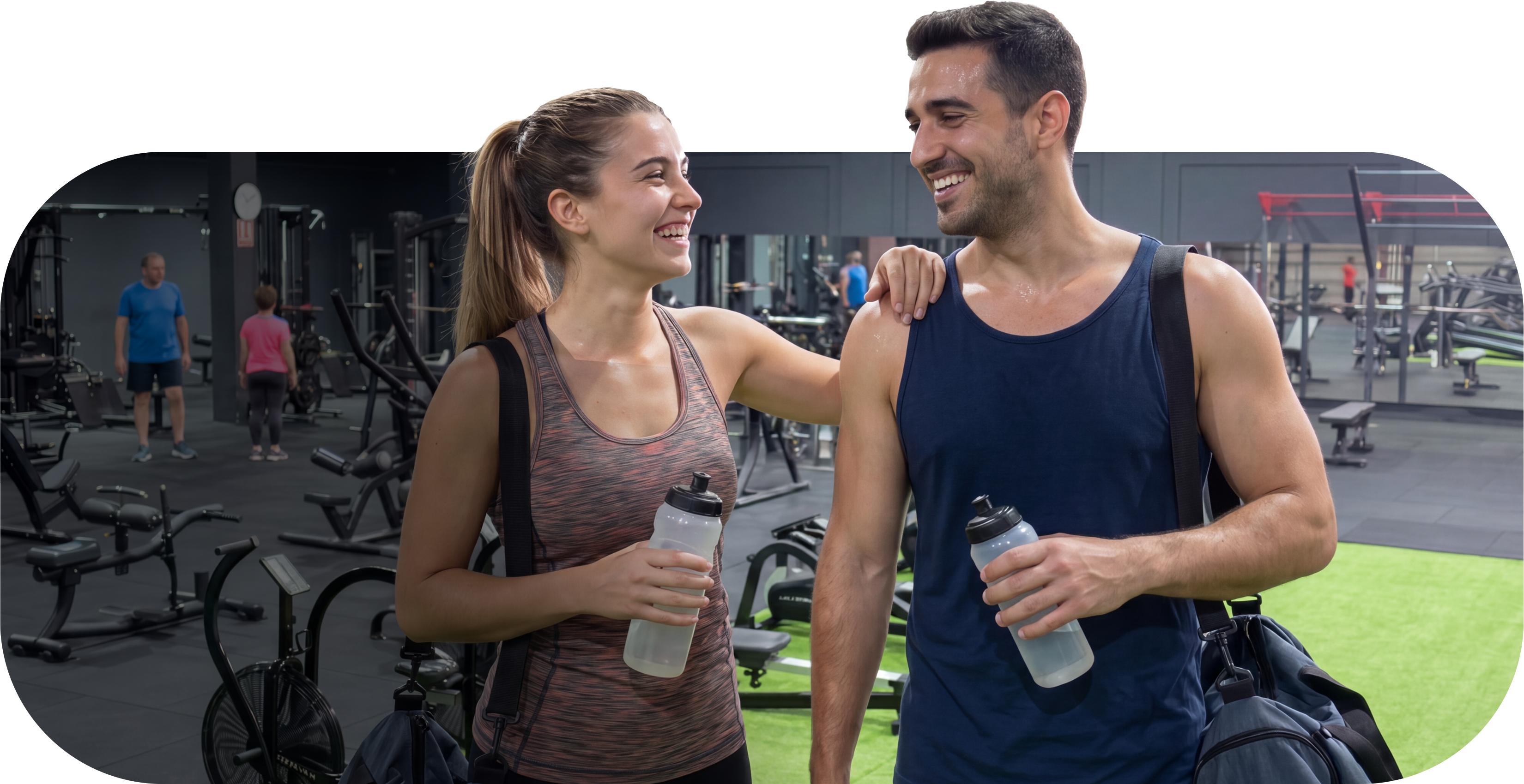 Dos socios de Ágora Cartagena en la sala fitness