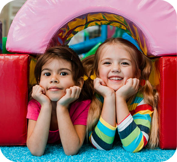 Niñas jugando en la zona infantil