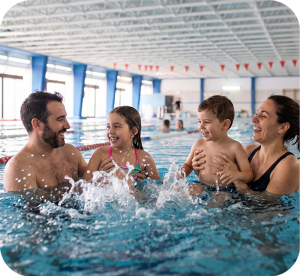 Familias disfrutando de las piscinas climatizadas